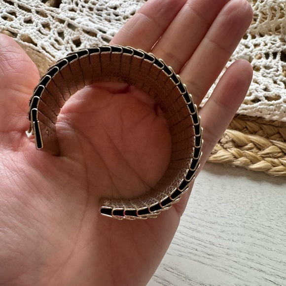 GOLD CUFF - Picture 10 of 12